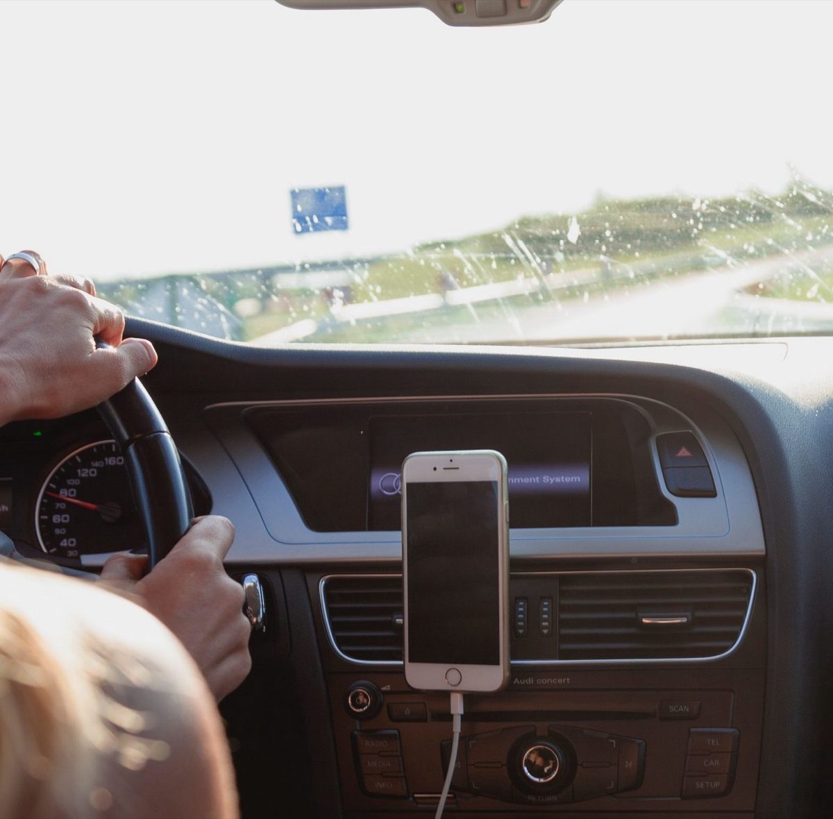 Leerling achter het stuur tijdens een rijles